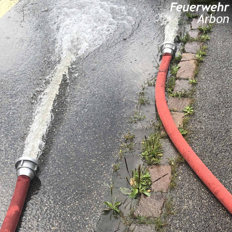 Schläuche auf Strasse - Wasser auspumpen